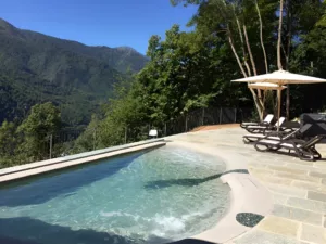 bordo piscina in pietra di Luserna